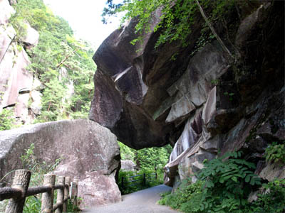 昇仙峡の遊歩道にある頭上を遮っている浮き岩（石門）
