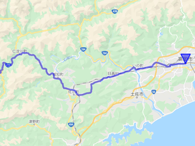 高知市街を出ると仁淀川沿いに上流に向かって走る国道33号線の地図