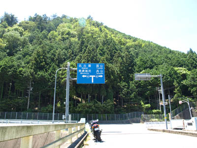 国道41号線の道路標識（左は名古屋・美濃加茂方面、右は富山・高山方面）