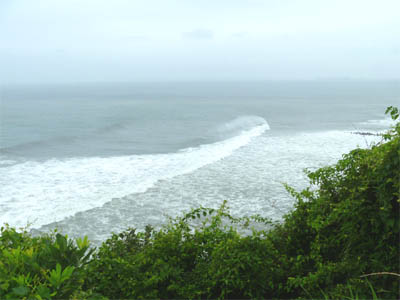 知多半島から見た悪天候で荒れる海