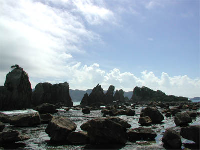 国道42号線沿いにある観光地で海岸線沿いに多数の岩柱が立ち並ぶ橋杭岩