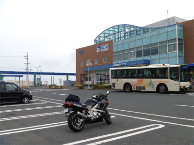 知多半島の先端にある伊良湖旅客ターミナル（伊良湖フェリーターミナル）と道の駅「伊良湖クリスタルポルト」の駐車場と路線バス