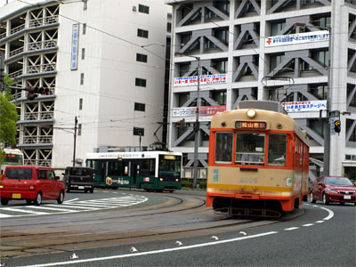 国道11号線と国道56号線の終点である松山市の市役所前交差点を走行している伊予鉄道の路面電車モハ2000形2006