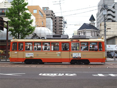 松山市街地の国道11号線を走行している伊予鉄道の路面電車モハ50形69