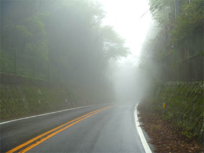 濃霧で先が見えない国道440号線（旧国道33号線）の三坂峠の頂上