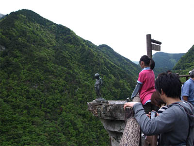 祖谷渓にある小便小僧の銅像とそれを見に来た大勢の観光客