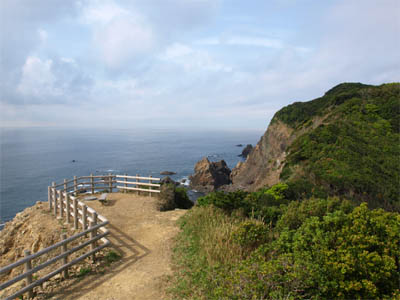 四国最東端「蒲生田岬」の先端にある展望台と崖から見える海