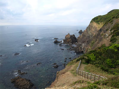 四国最東端「蒲生田岬」から見た岸壁と海