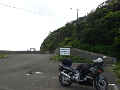 蒲生田岬（四国最東端）の広い駐車場に停めたバイク