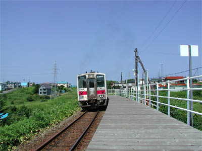 日本最東端の駅、根室本線の東根室駅を出発するキハ54-516