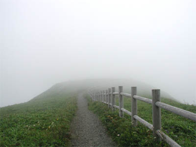 展望台が霧で覆われている真っ白な霧多布岬