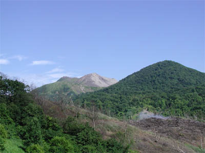 2000年に噴火した有珠山と泥流の跡地