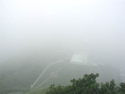 霧に霞んでかろうじて灯台だけが見える室蘭の地球岬
