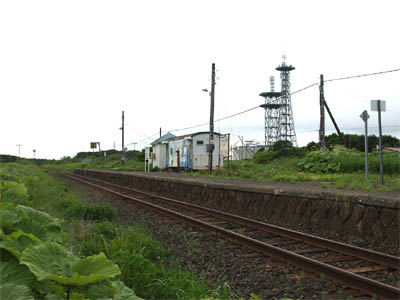 根室本線（花咲線）の別当賀駅のホームと線路