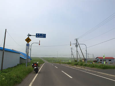 根室半島を一周できる道道35号線と道路標識（根室22km、珸瑤瑁2.7km）