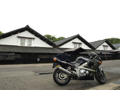 国道47号線の終点である酒田市街地にある山居倉庫とツーリング中のバイク