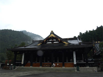 雨が降っている身延山 久遠寺の本殿と境内