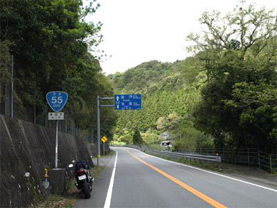 高知県美波町大戸を走る国道55号線と道路標識