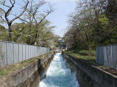田沢湖発電所から田沢湖に水を放流する水路