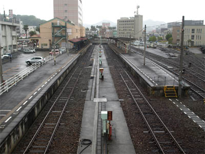 跨線橋の上から見た宇和島駅の構内にあるプラットフォームと留置線