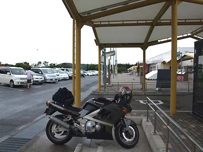 お盆で混雑しているサービスエリアのバイク駐車場