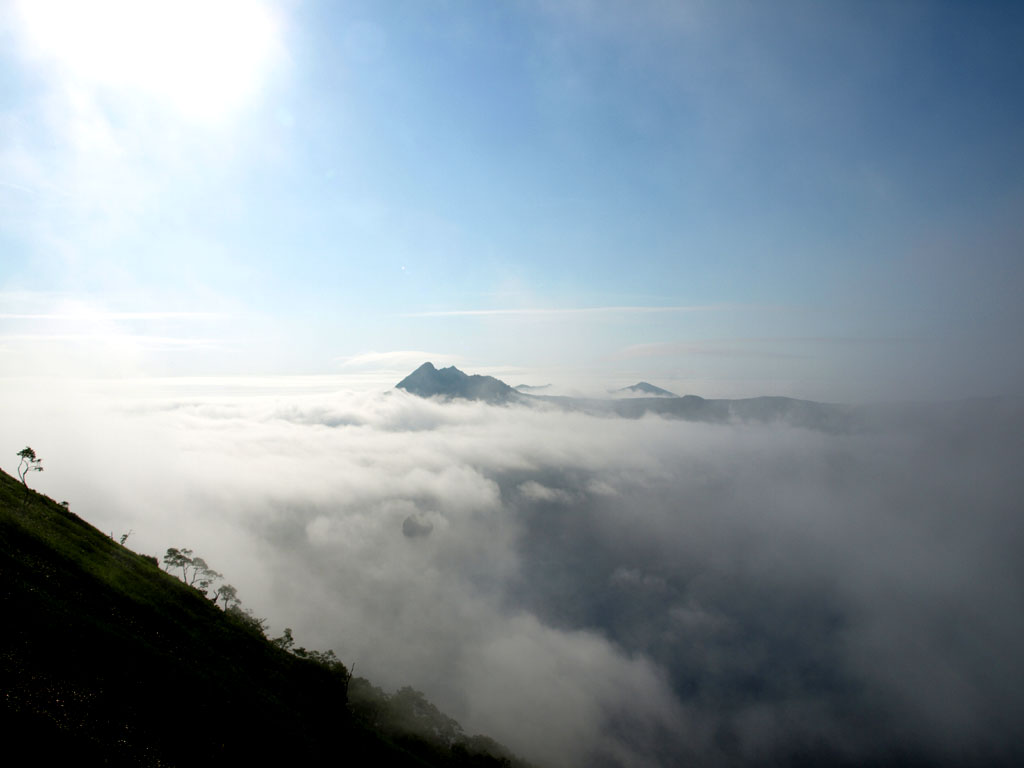 一面に雲海が広がる早朝の摩周湖とカムイヌプリ