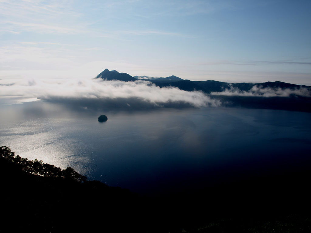 早朝の摩周湖と雲海