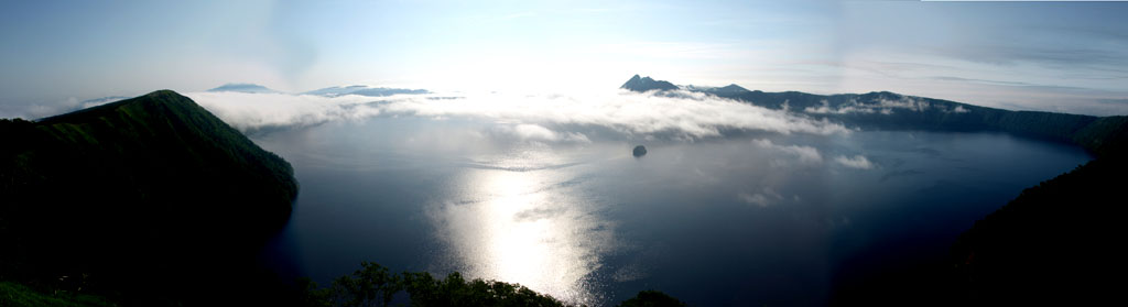 霧がはれた後の美しい摩周湖の湖面