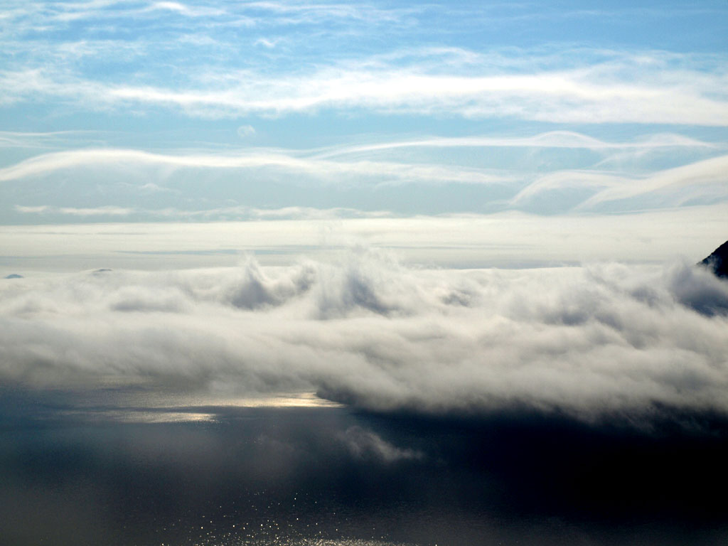 摩周湖の上空で風になびいて広がる美しい雲海