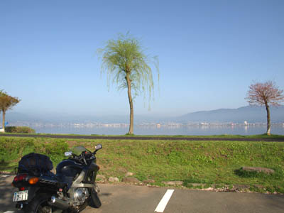 諏訪湖の湖畔にある駐車場に停めたバイクから見た湖