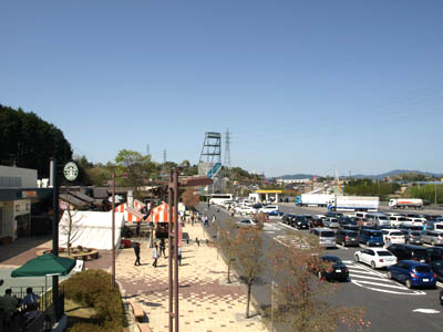 ゴールデンウィークで混雑している中央自動車道（中央道）の恵那峡SAの駐車場