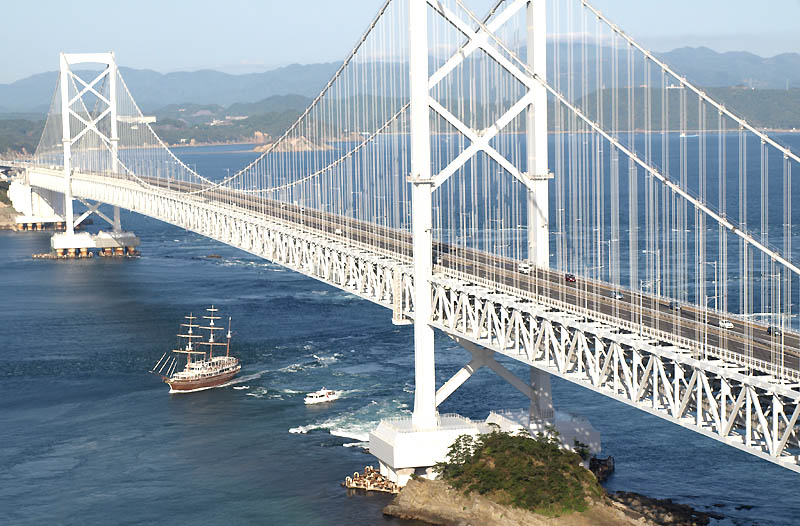 徳島県の鳴門側から見た大鳴門橋の全景と渦潮の周辺を回る観光船