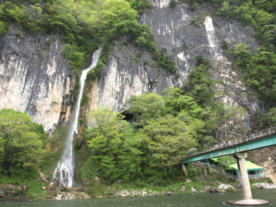 井倉峡の入り口にある岩肌を流れ落ちる滝