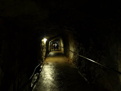 井倉洞の出口付近にある長い下り坂の暗いトンネル
