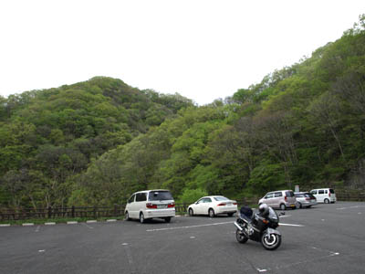 帝釈峡の広い駐車場に停めたバイク