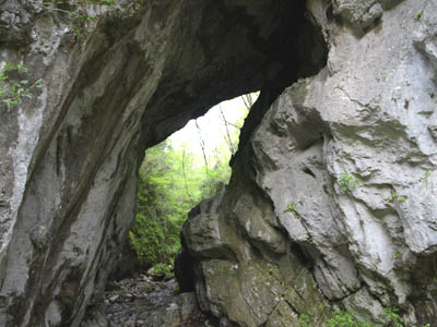 帝釈峡の途中にある「鬼の唐門」、岩でできた空洞