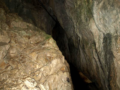 帝釈峡にある鍾乳洞「白雲洞」の細い道