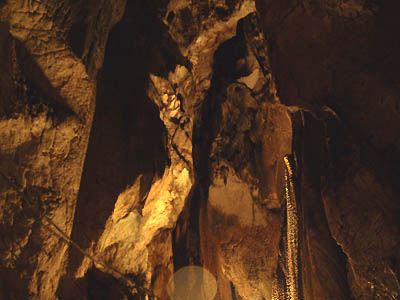 帝釈峡にある鍾乳洞「白雲洞」の中でライトアップされた鍾乳石