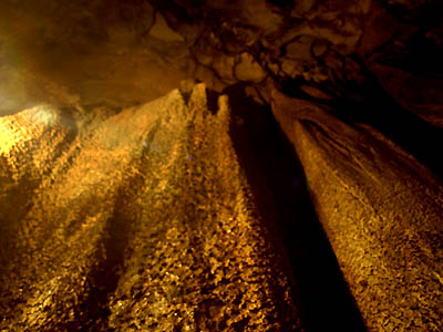 帝釈峡にある鍾乳洞「白雲洞」の中でライトアップされた鍾乳石