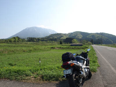 南側から見た大山と路肩に停めたバイク