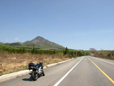 大山の南西にある「鳥ヶ山」と走行中のバイク
