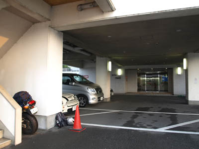 ホテルつかさ福知山の玄関前の駐車場