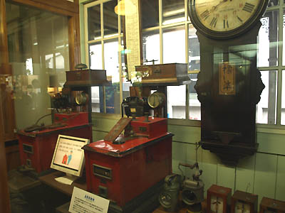 梅小路蒸気機関車館の旧二条駅舎に展示されている国鉄時代の通票閉塞機（タブレット）
