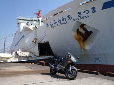 宮崎県の志布志港に着岸したフェリーさんふらわさつまと下船したバイク