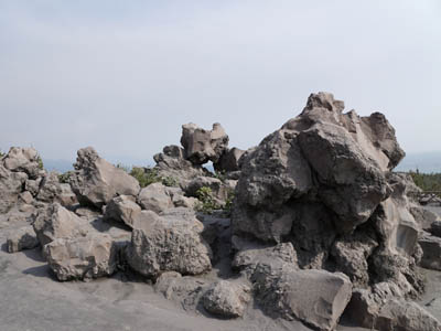桜島の島内のいたるところに落ちている溶岩