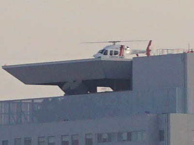 ビルの屋上に着陸するヘリコプター