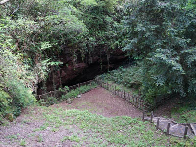 崖の下に大きな穴が開いている笠山の火口