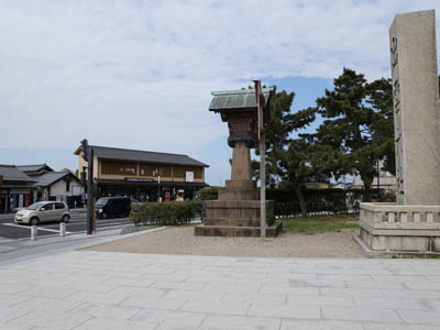 出雲大社の入り口、鳥居と石碑を横から見たところ