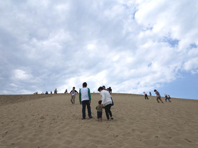 鳥取砂丘の急勾配を登っていく観光客
