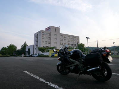 豊岡のホテルの駐車場に止めたバイク